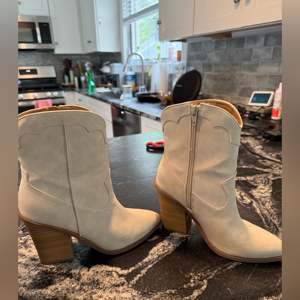 LC Lauren Conrad women's curve top western boots.  Ivory 6.5 - Picture 3 of 8